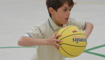Niño jugando baloncesto. Foto: Pixabay.