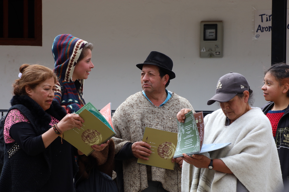 Grupo de campesinos con libros en la mano