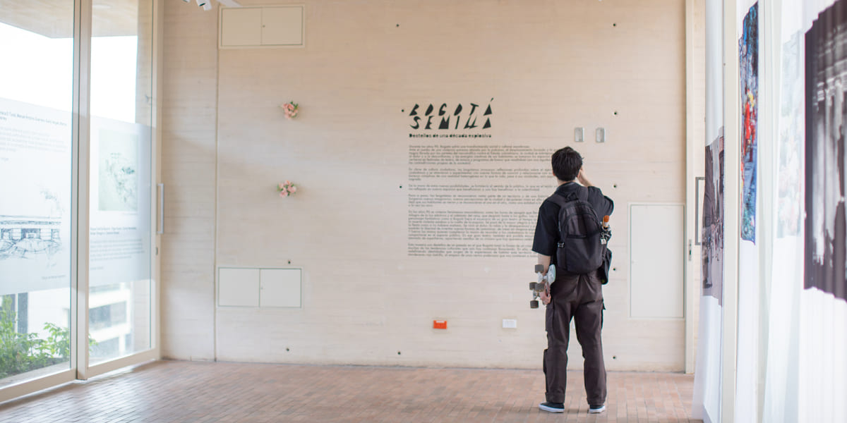 Joven viendo la expo "Bogotá Semilla"