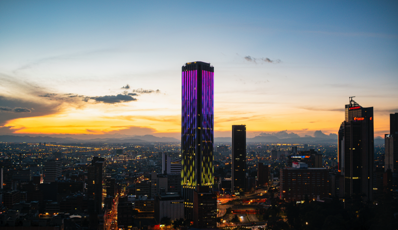 Panorámica de Bogotá en cuyo centro se identifica la Torre Colpatria. Atardecer.