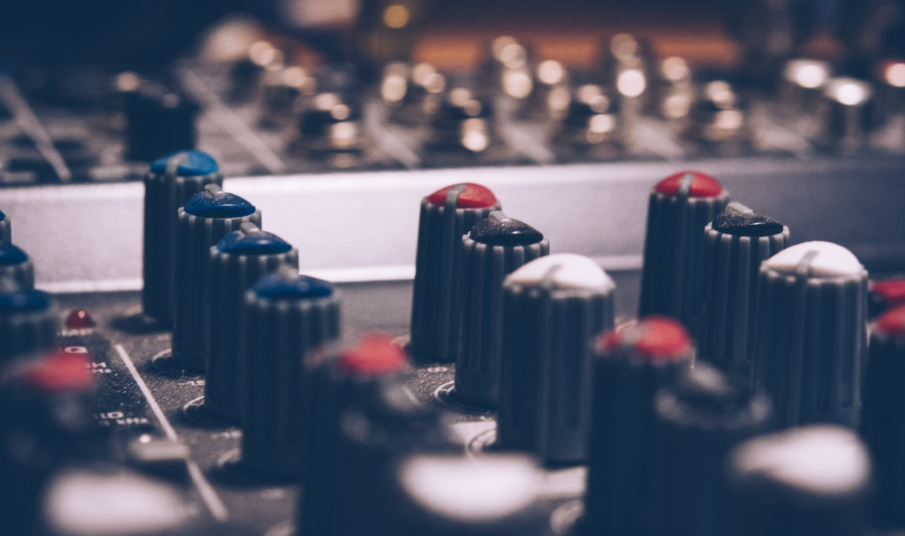 Primerísimo primer plano sobre los botones de control de uan consola de sonido