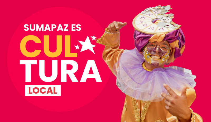Logo del programa Es Cultura Local Sumapaz junto a un joven caracterizado de arlequín