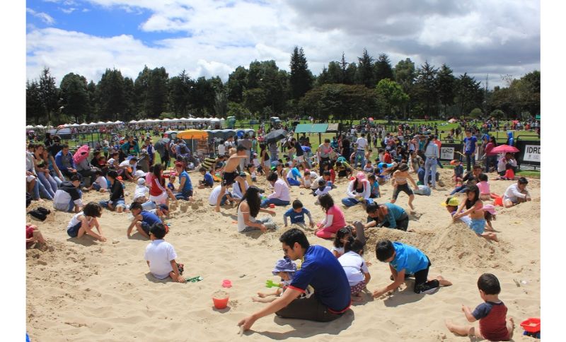 personas jugando en un parque con arena