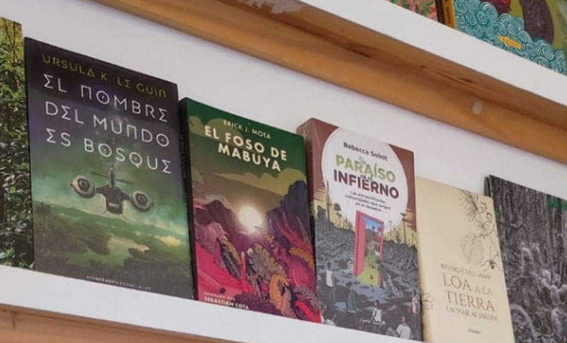 fotos de varios libros en una estantería