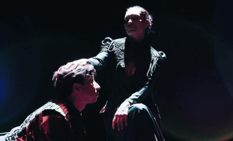 dos personas actuando