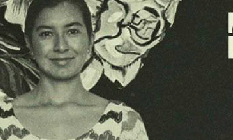 mujer mirando a la cámara