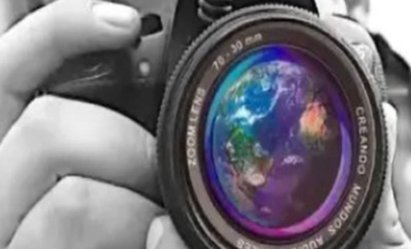 primer plano de un hombre con una cámara en la mano