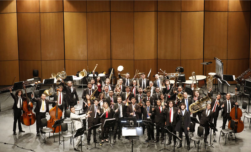 Banda filarmónica juvenil en un escenario