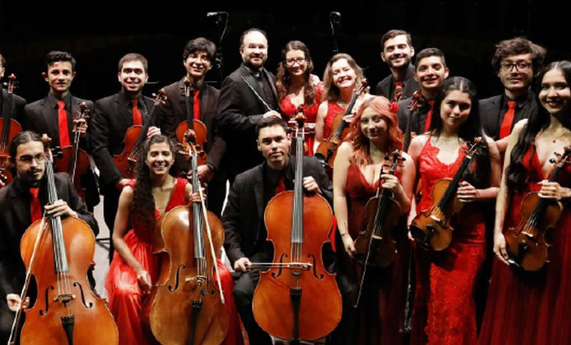 Orquesta Filarmónica Juvenil de Cámara con instrumentos en un escenario