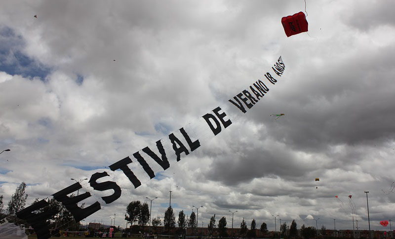 Letrero en el cielo del Festival de Verano 
