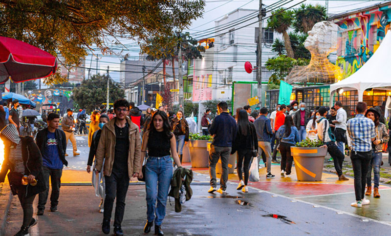 Personas caminando por la calle