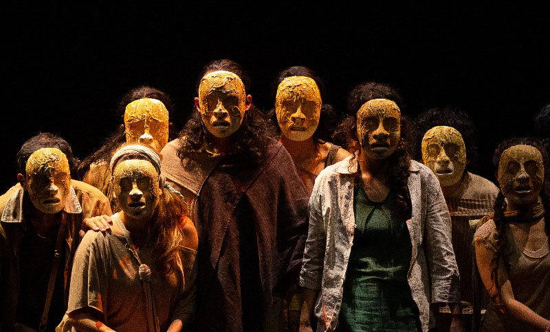 grupo de personas con máscaras mirando a la cámara