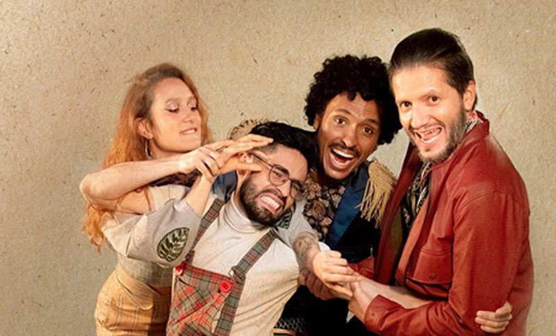 cuatro personas haciendo poses ante la cámara