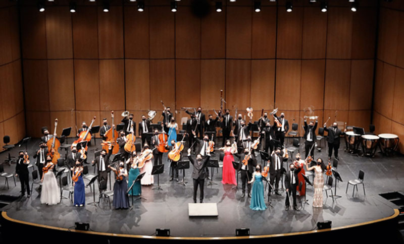 Grupo filarmónico en el escenario