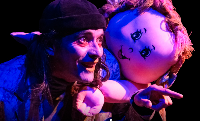 A la Deriva en el Teatro , persona actuando