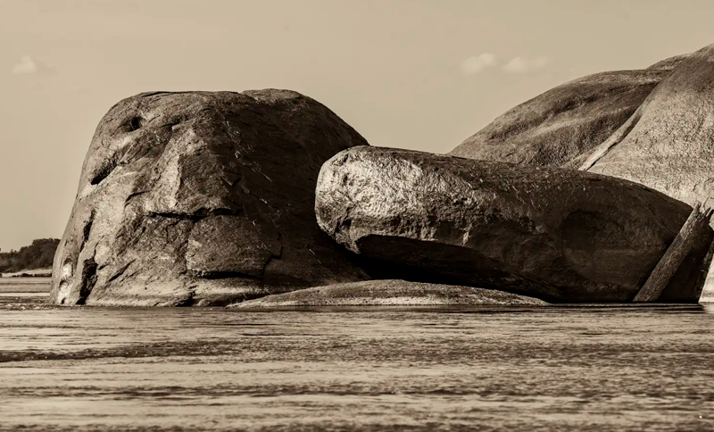 Exposición fotográfica 'Línea de agua (aguas bajas) - imagen de unas montañas en el mar