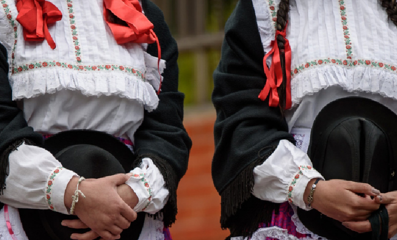 dos mujeres con vestuarios tradicionales