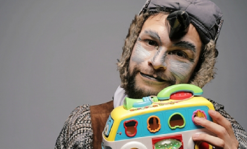 Artista con un juguete de carro en la mano