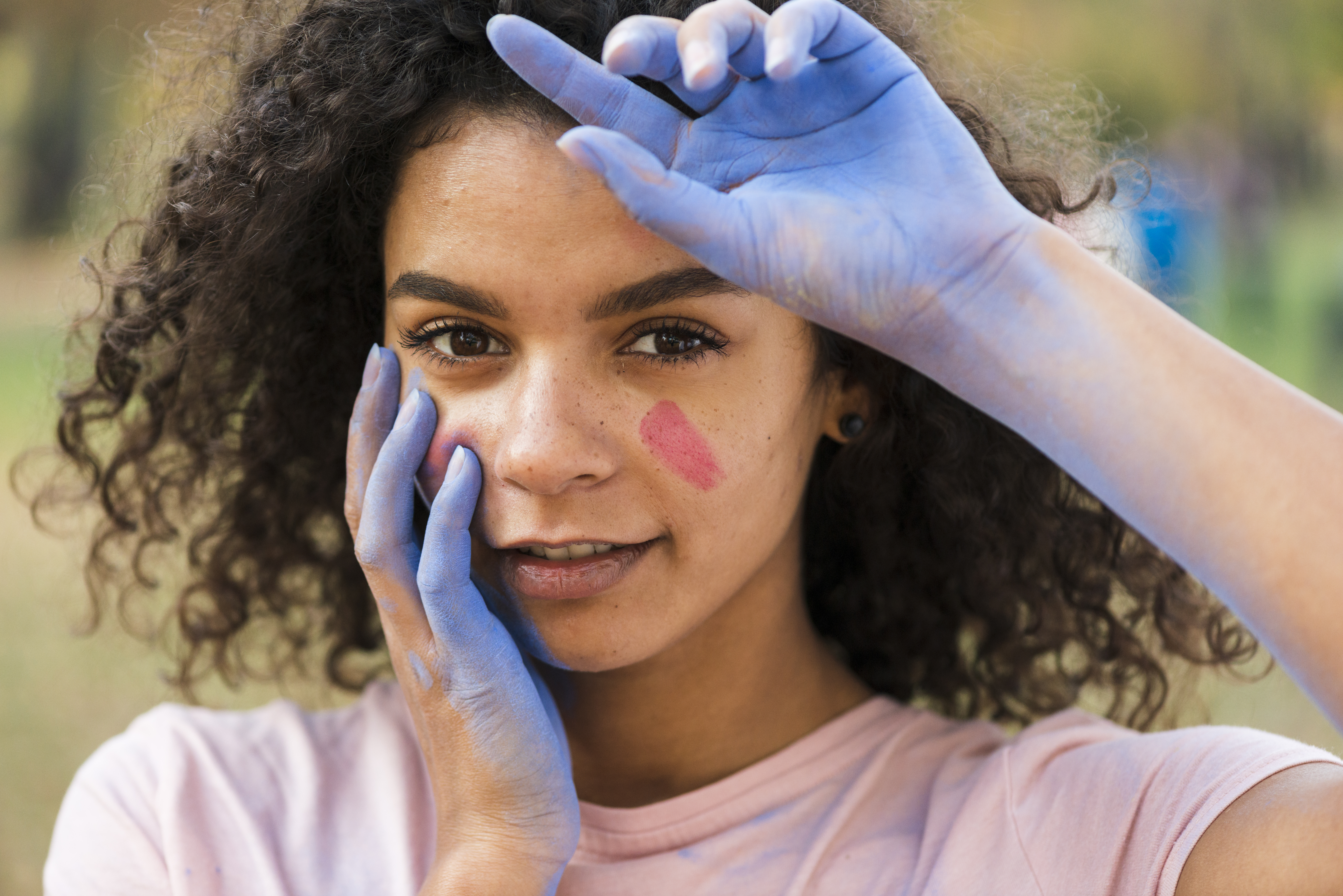 Mujer con las manos pintadas de color violeta