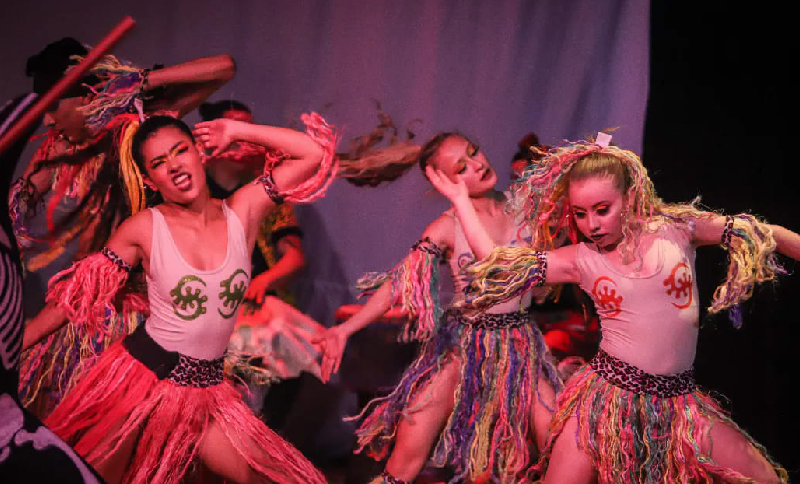 Mujeres danzando en un escenario