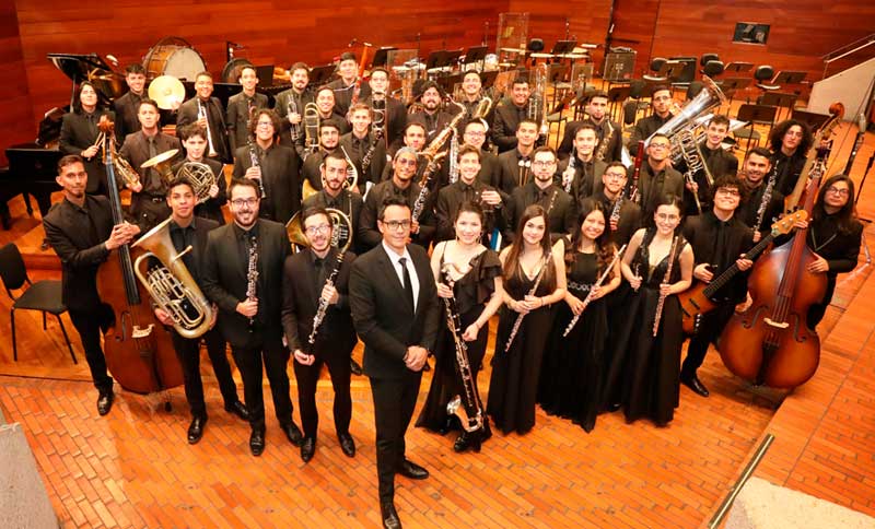 Orquesta Filarmónica Juvenil en un escenario