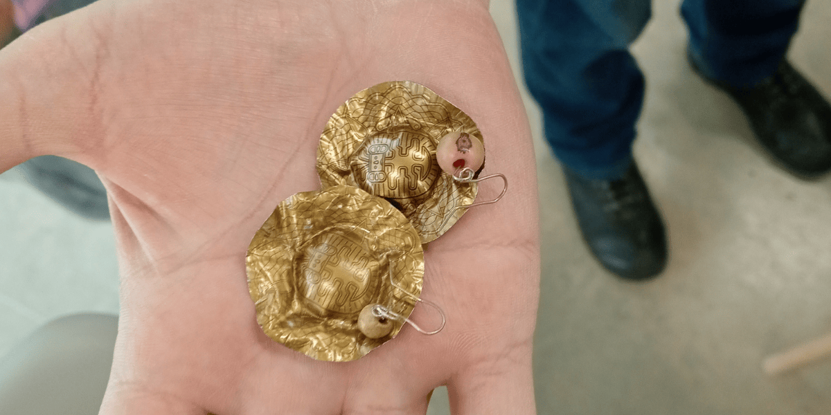 Fotografía de unos pendientes realizados con materiales reciclables