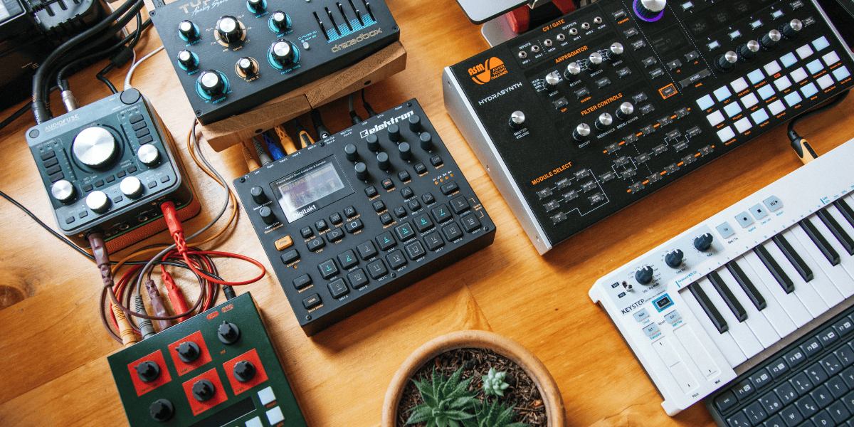 Fotografía de varios equipos de producción musical
