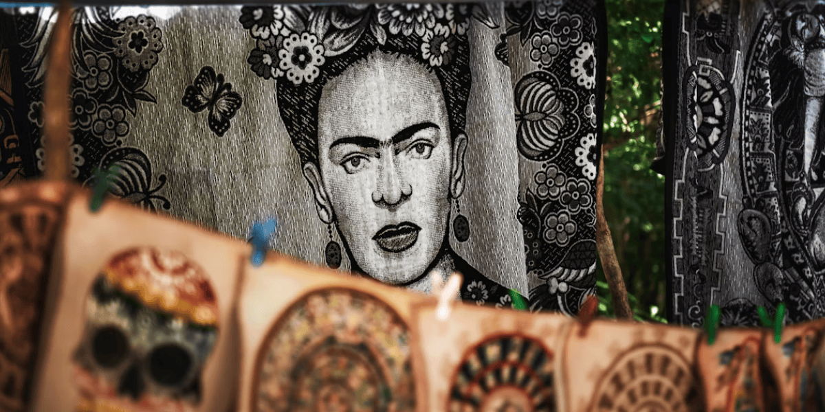 Telas con imágenes de Frida Kahlo y motivos aztecas