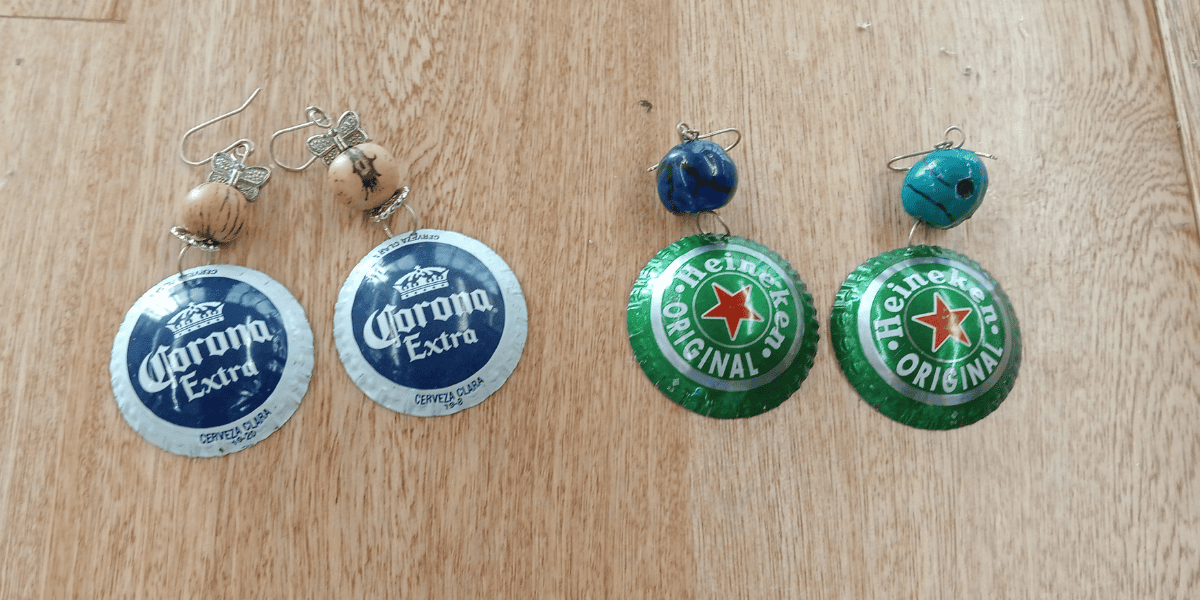 Aretes realizados a partir de materiales reusables