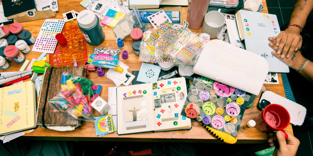 Fotografía de una mesa con varios elementos de papelería colorida