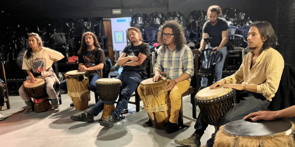 Fotografía de personas en un taller de percusión 