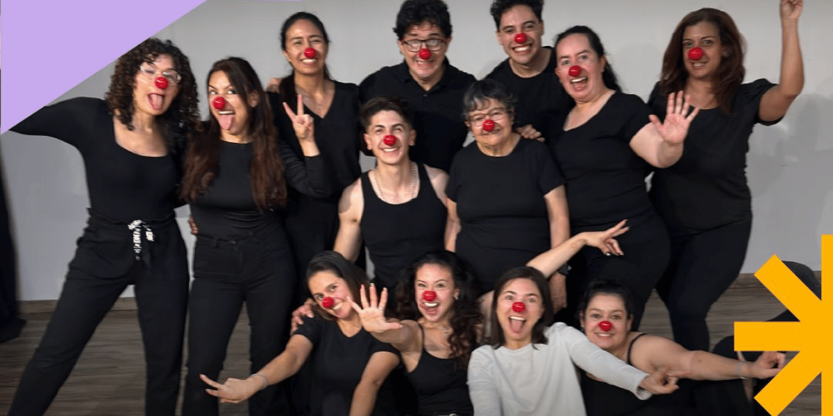 Grupo de personas con nariz de payaso posando a una foto