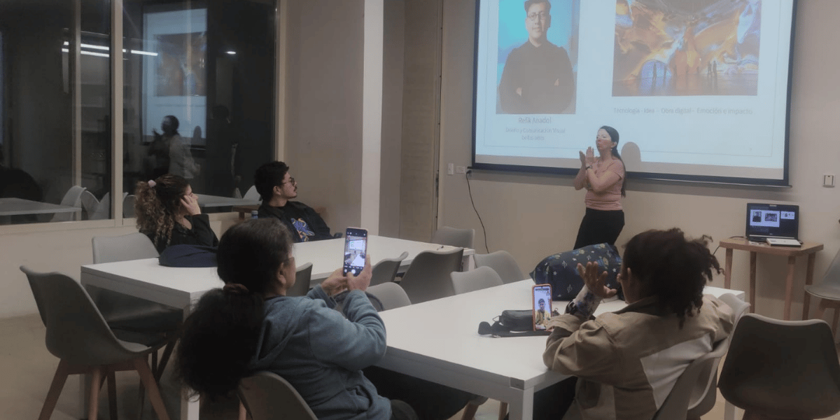 Personas en un taller en lengua de señas