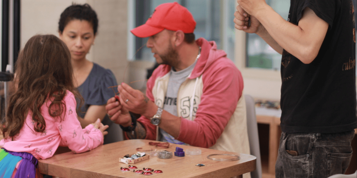 Personas en un taller de tapas haciendo cosas con las manos
