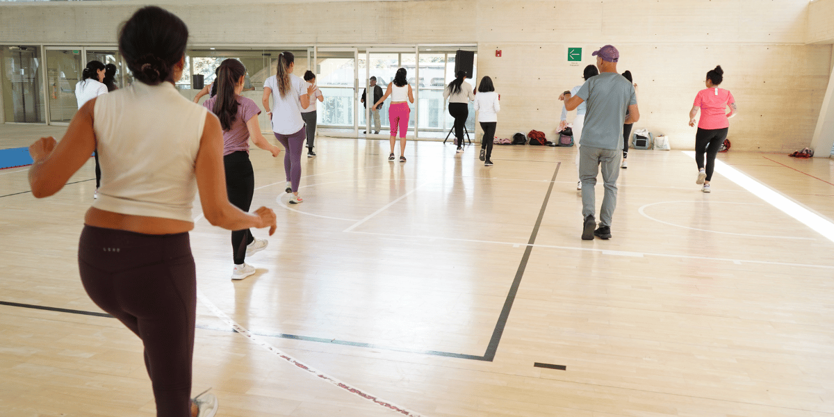 Fotografía de personas realizando clase de zumba