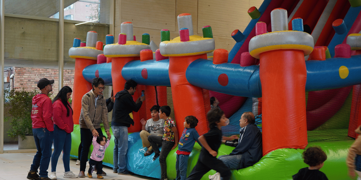 Fotografía de niñas y niños en un saltarín en el Centro Felicidad Chapinero