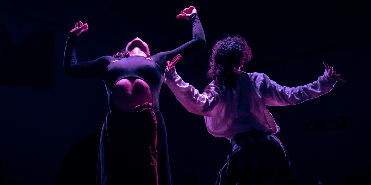 Imagen de dos mujeres en medio de una obra de teatro