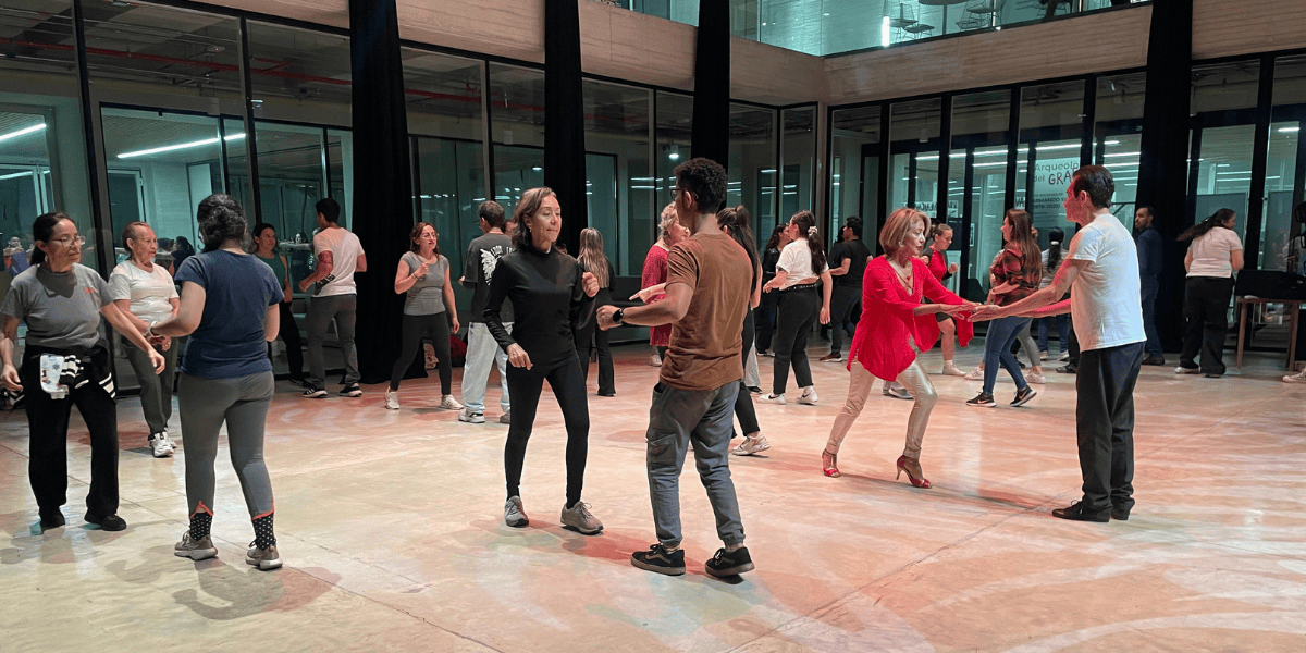 Fotografía de una serie de personas bailando en el teatro urbano del centro felicidad chapinero