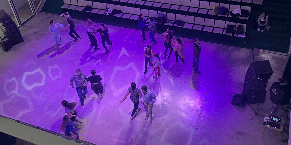 Fotografía de personas bailando en el teatro urbano del centro Felicidad Chapinero
