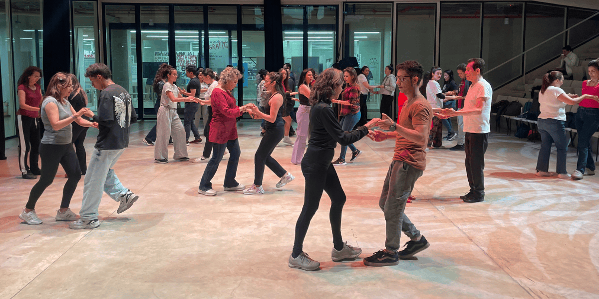 Fotografía de personas bailando en el teatro urbano del centro Felicidad Chapinero