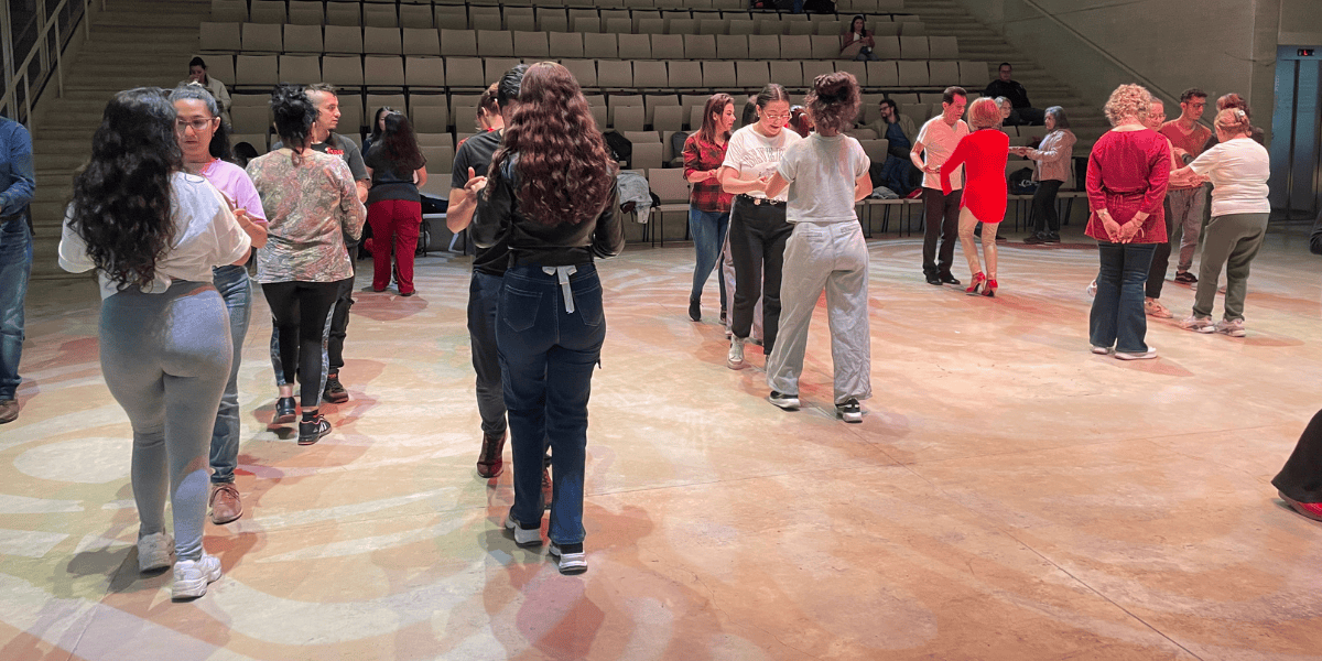 Fotografía de personas bailando en el teatro urbano del centro Felicidad Chapinero