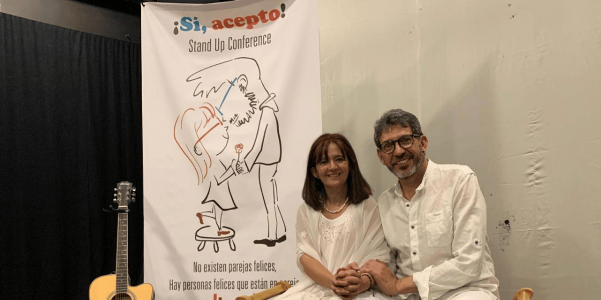 Fotografía de los actores de la obra ¡Sí, Acepto! con el banner