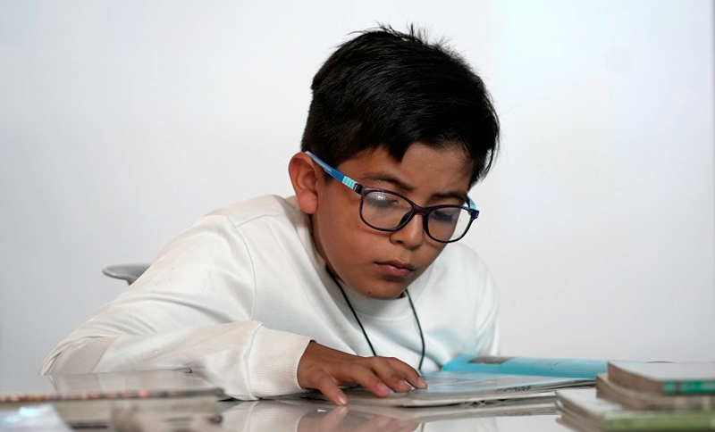 Niño leyendo un libro