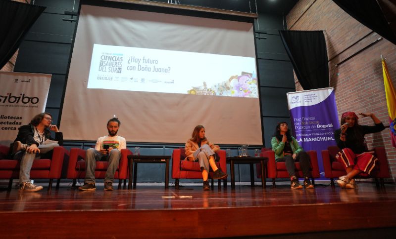 Panelistas en un conversatorio de SiBiBo