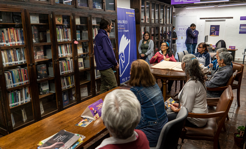 Personas reunidas en la Biblioteca Pública FUGA
