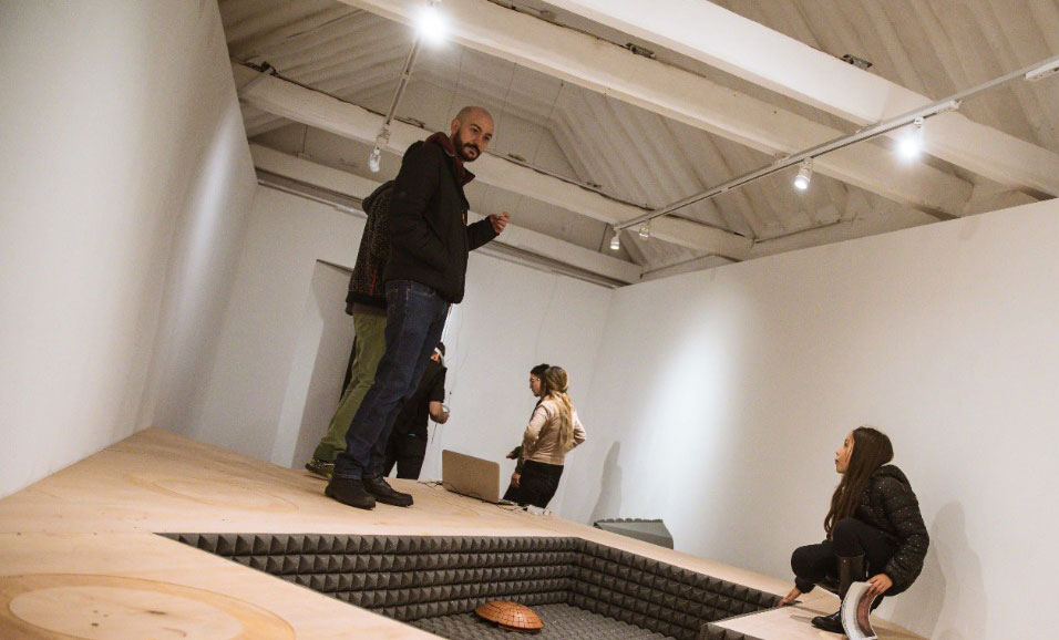 personas adecuando un espacio para una exposición