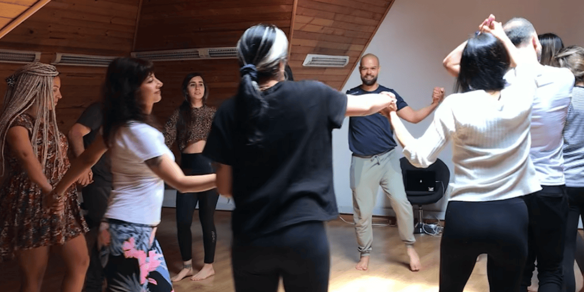 Grupo de personas bailando en círculo