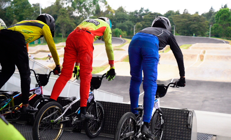 Tres competidores de BMX