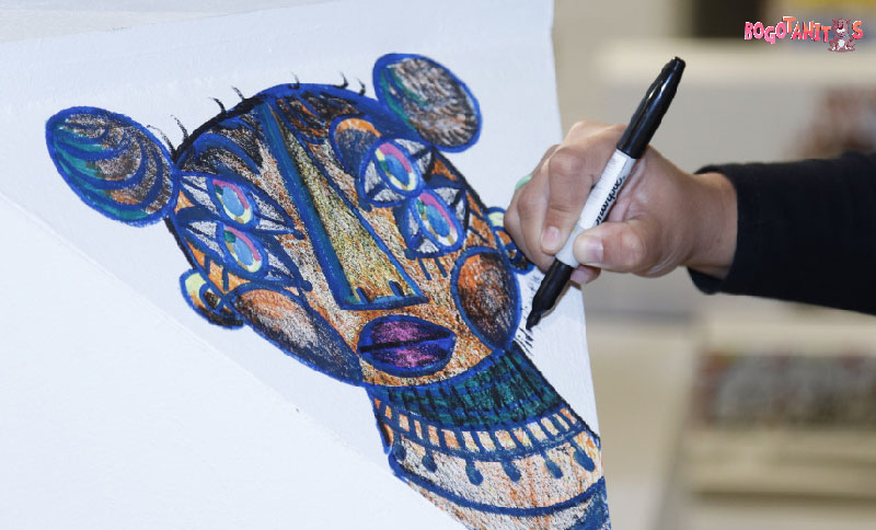 Mano pintando un animal en un lienzo