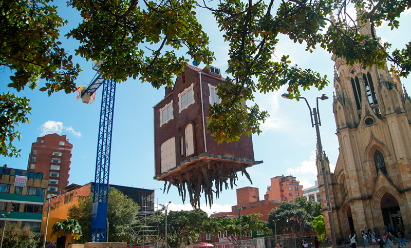 Bogotá esta en modo Bienal: Casa suspendida en el aire